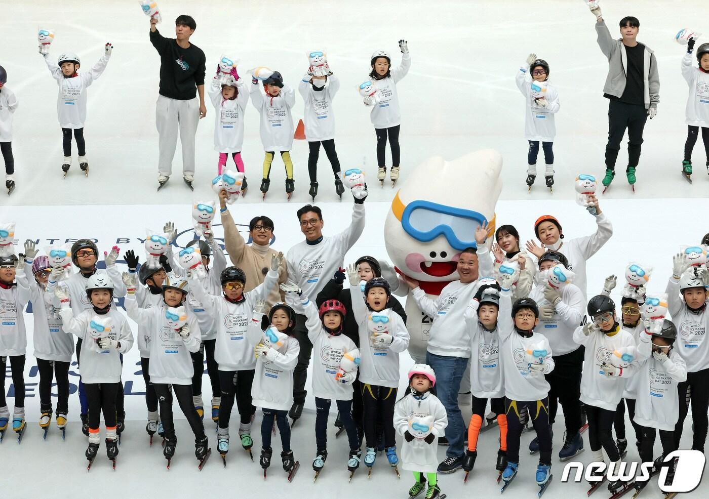 김재열 국제빙상경기연맹 회장과 선수 곽윤기, 공상정을 비롯한 참석자들이 지난해 12월3일 오전 서울 송파구 롯데월드 아이스링크에서 세계 빙상의 날을 맞아 열린 평창기념재단 기념행사에서 2024 강원 동계청소년올림픽 공식 마스코트인 뭉초 인형을 들고 기념촬영을 하고 있다. &#40;자료사진&#41;ⓒ News1 DB