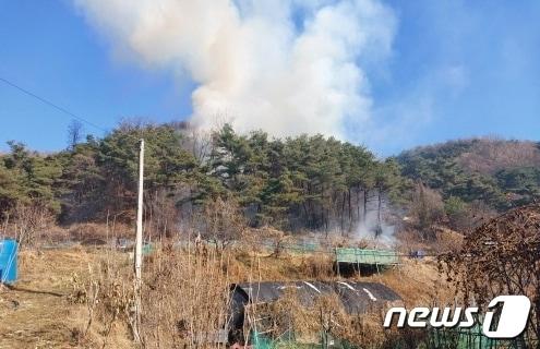 3일 오전 10시 19분쯤 경북 성주군 용암면 운산리 야산에서 원인모를 산불이 발생했다.&#40;산림청 제공&#41; 2023.12.3/뉴스1