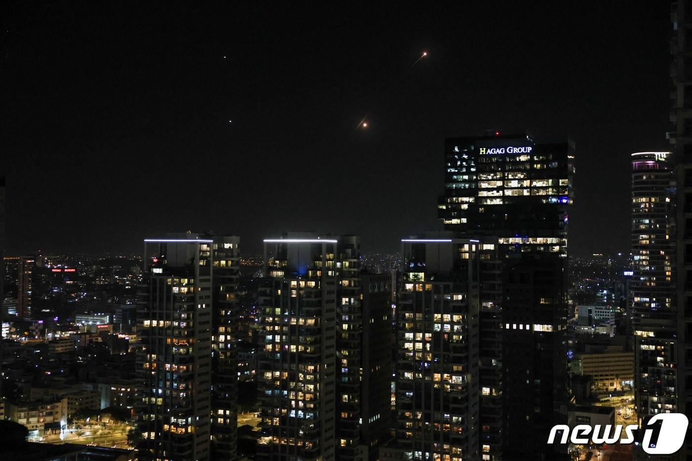 2일&#40;현지시간&#41; 이스라엘 텔아비브 상공에서 이스라엘의 아이언돔 방어 시스템이 가자지구에서 날아온 로켓을 요격하고 있다. &#40;사진은 기사 내용과 무관함&#41; / 뉴스1 ⓒ News1ⓒ 로이터=뉴스1 ⓒ News1 최종일 기자