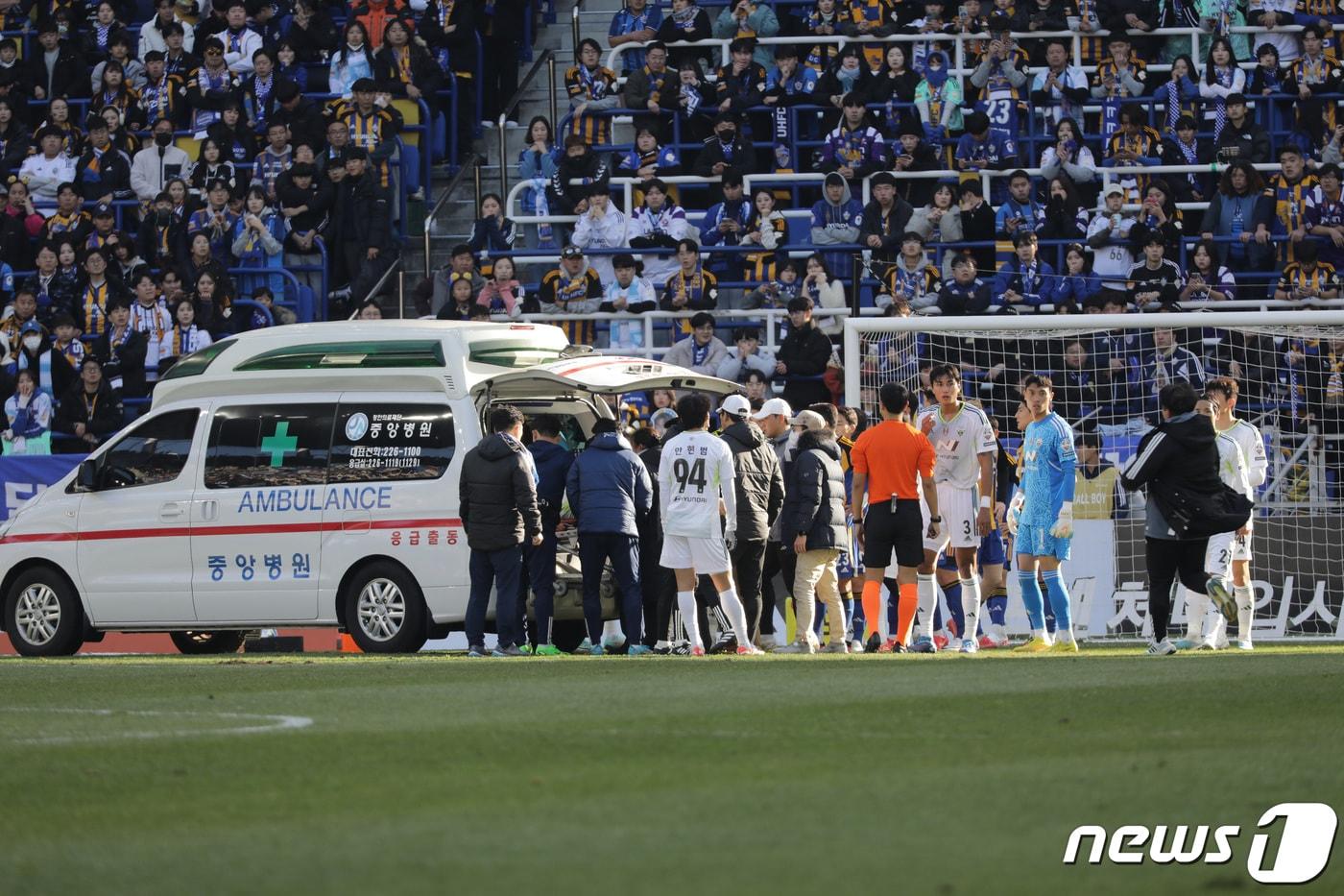 3일 오후 울산 문수축구경기장에서 열린 프로축구 &#39;하나원큐 K리그1 2023&#39; 울산현대와 전북현대의 경기에서 전북현대 홍정호 선수가 부상을 입어 응급차량을 타고 이송되고 있다.2023.12.3/뉴스1 ⓒ News1 김지혜 기자