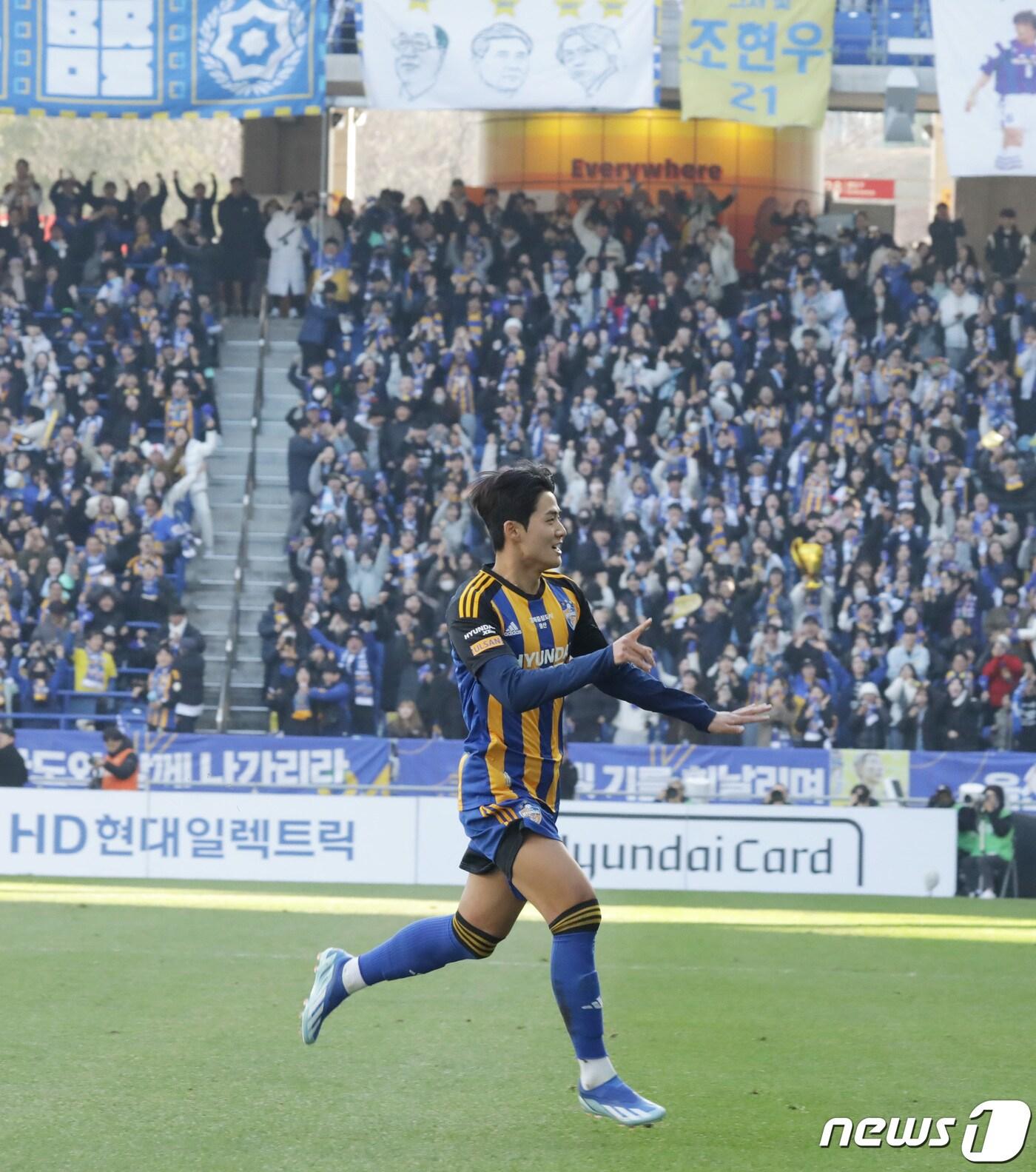 3일 오후 울산 문수축구경기장에서 열린 프로축구 &#39;하나원큐 K리그1 2023&#39; 울산현대와 전북현대의 경기 전반전에서 설영우가 선제골을 넣고 환호하고 있다.2023.12.3/뉴스1 ⓒ News1 김지혜 기자