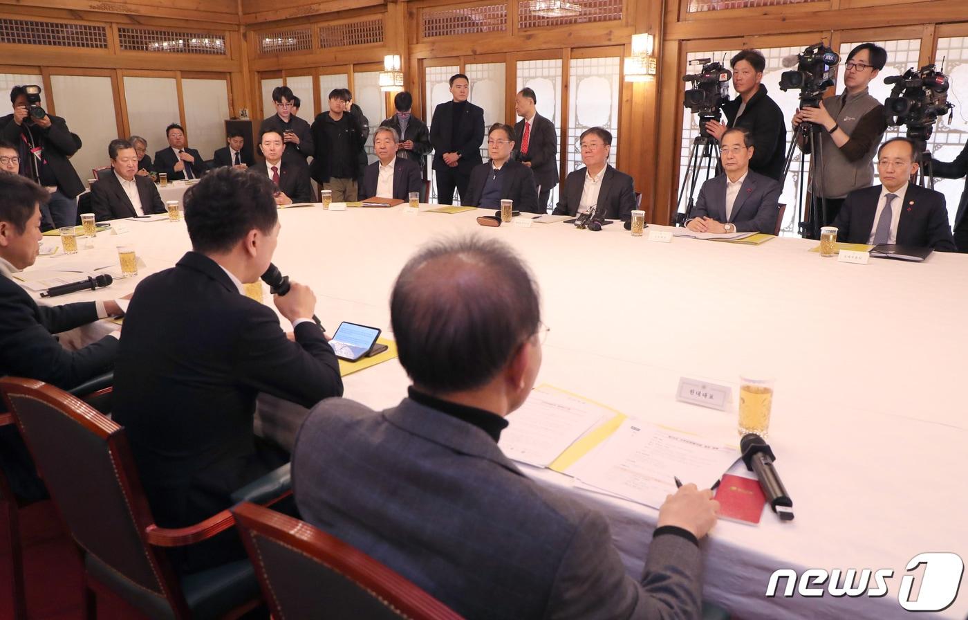 한덕수 국무총리와 김대기 대통령비서실장을 비롯한 참석자들이 3일 서울 종로구 국무총리 서울공관에서 열린 고위당정협의회에서 김기현 국민의힘 대표의 모두 발언을 경청하고 있다. &#40;공동취재&#41; 2023.12.3/뉴스1 ⓒ News1 유승관 기자