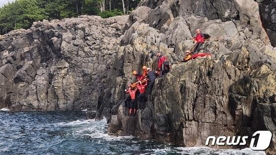 해경이 절벽에서 추락한 관광객을 구조하고 있다&#40;서귀포해경 제공&#41;