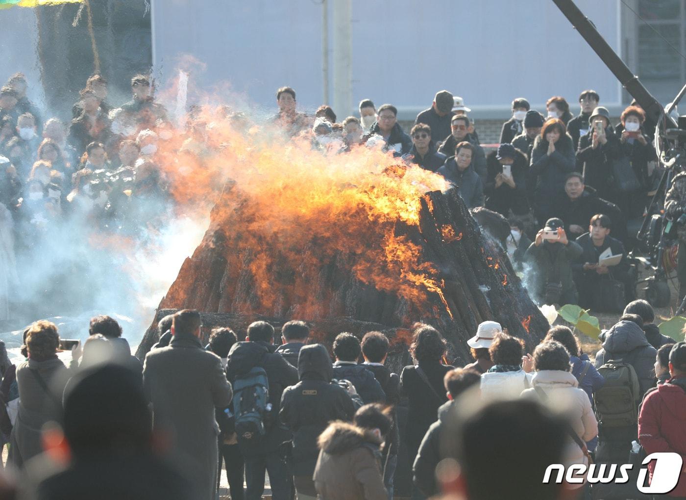 지난달 29일 소신공양으로 입적한 자승스님의 다비식이 3일 오후 경기 화성시 용주사에서 거행되고 있다. 2023.12.3/뉴스1 ⓒ News1 김영운 기자