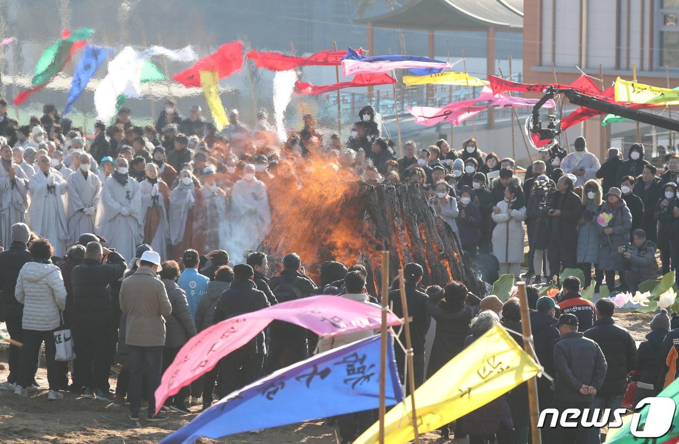 지난달 29일 소신공양으로 입적한 자승스님의 다비식이 3일 오후 경기 화성시 용주사에서 거행되고 있다. 2023.12.3/뉴스1 ⓒ News1 김영운 기자