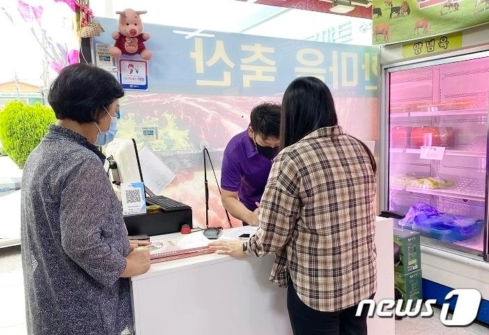  전북 정읍시가 연말연시를 맞아 소비자에게 안전한 먹거리를 제공하기 위해 축산물 안전 점검을 실시한다. &#40;정읍시 제공&#41;2023.12.3/뉴스1