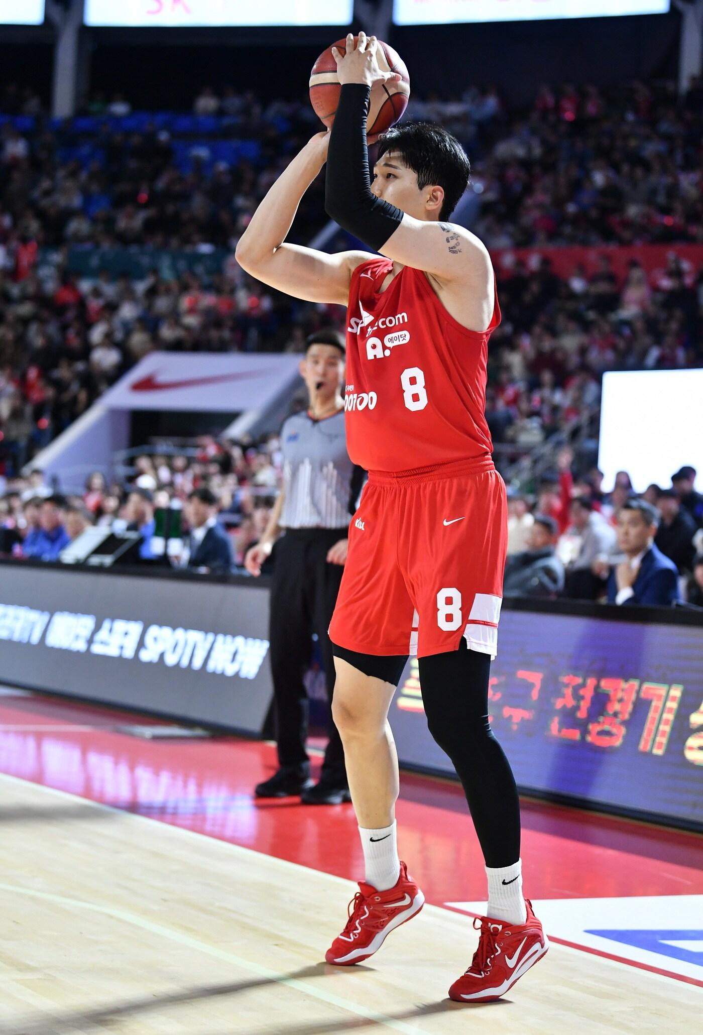 서울 SK 안영준이 3일 정관장과 홈 경기에서 3점슛을 쏘고 있다.&#40;KBL 제공&#41;