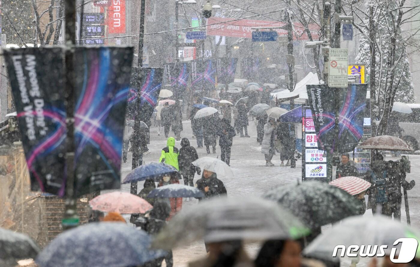 서울 전역에 대설주의보가 발효된 30일 서울 중구 명동거리에서 관광객들이 발걸음을 재촉하고 있다. 2023.12.30/뉴스1 ⓒ News1 이재명 기자