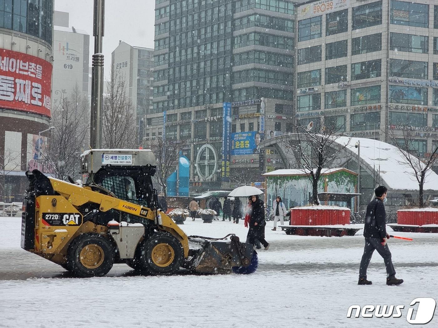 서울·경기 일부 지역에 대설주의보가 내려진 30일 경기도 고양시 덕양구 화정역 인근에서 제설차량이 분주히 움직이고 있다. 2023.12.30/뉴스1 ⓒ News1 황덕현 기후환경전문기자