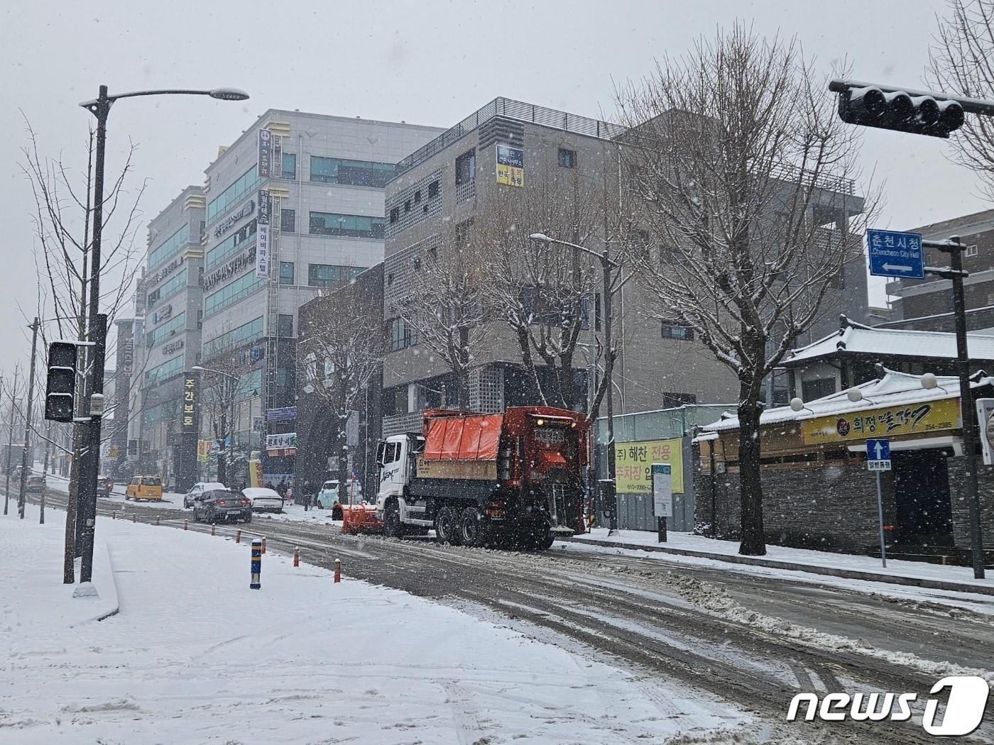 30일 낮 1시쯤 강원 춘천시청 인근에서 제설차가 눈을 치우고 있다. 2023.12.30 한귀섭 기자