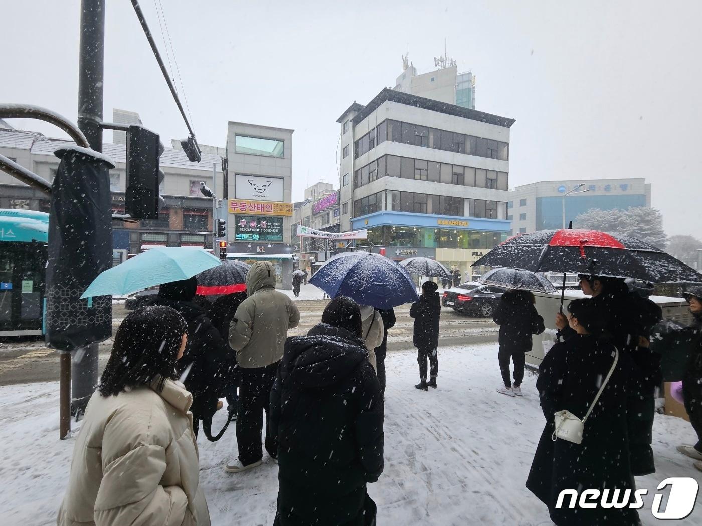 30일 대설 특보가 발효된 강원 춘천 명동에 휴일을 즐기는 시민들의 발길이 이어졌다.2023.12.30 한귀섭 기자