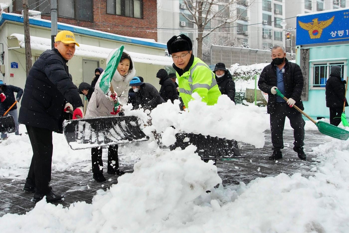  류경기 중랑구청장은 30일 중랑구 상봉동 일대와 망우역사문화공원에서 제설작업에 참여했다.&#40;중랑구청 제공&#41;