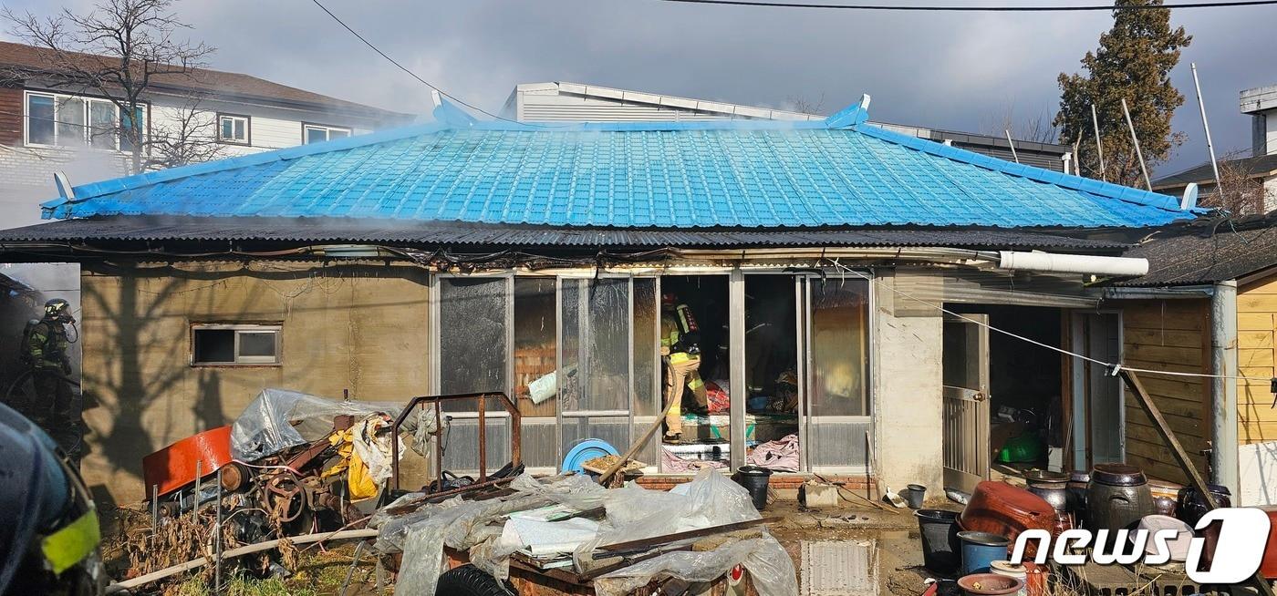 31일 오전 10시 58분쯤 경북 상주시 화동면 주택에서 화재가 발생해 출동한 소방관들이 진화작업을 하고 있다. &#40;경북소방본부 제공&#41; 2023.12.31/뉴스1