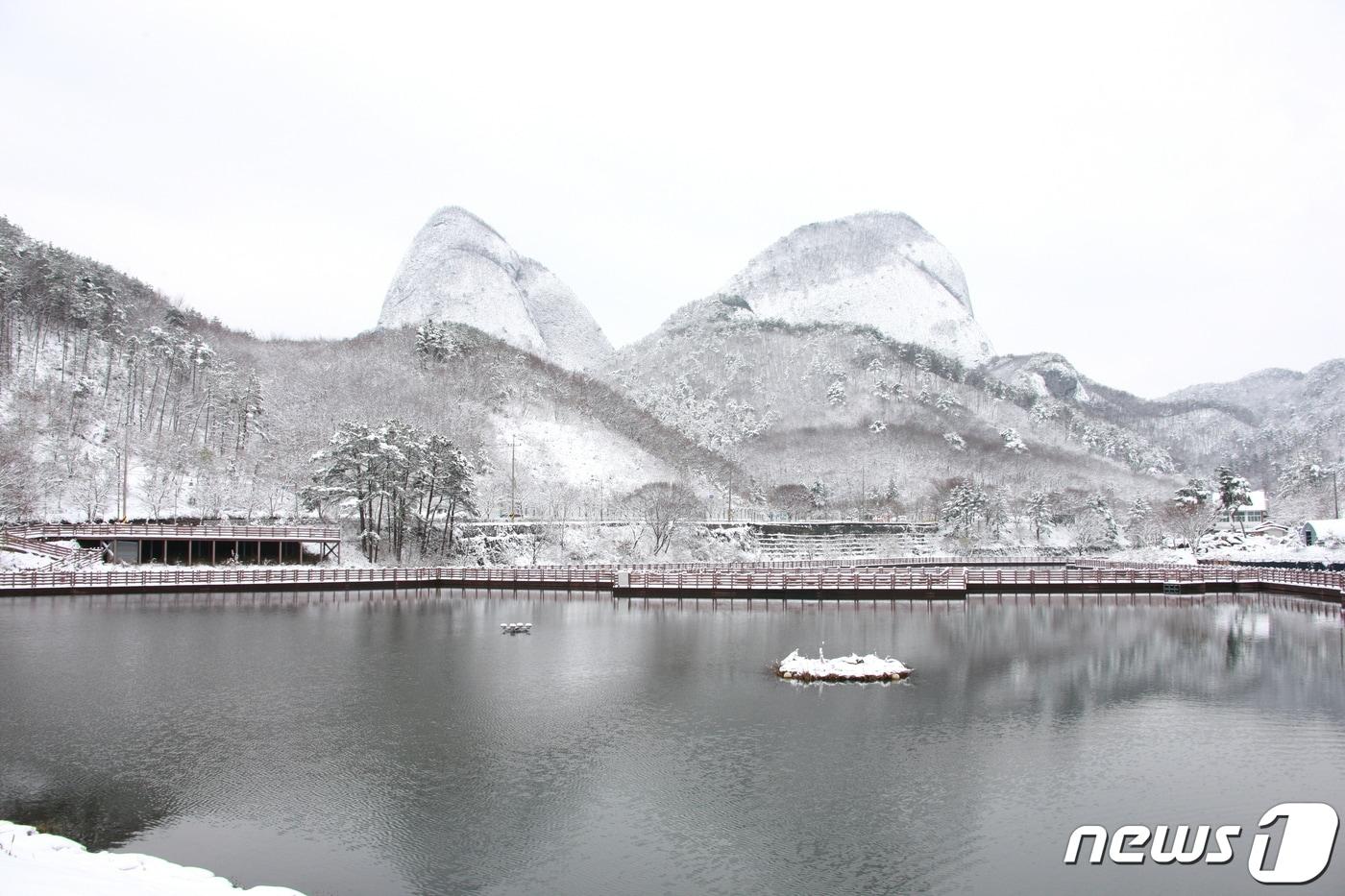 전북 진안군이 동절기 마이산 암마이봉&#40;우측&#41; 등산로를 통제한다.&#40;진안군제공&#41;2023.12.4/뉴스1