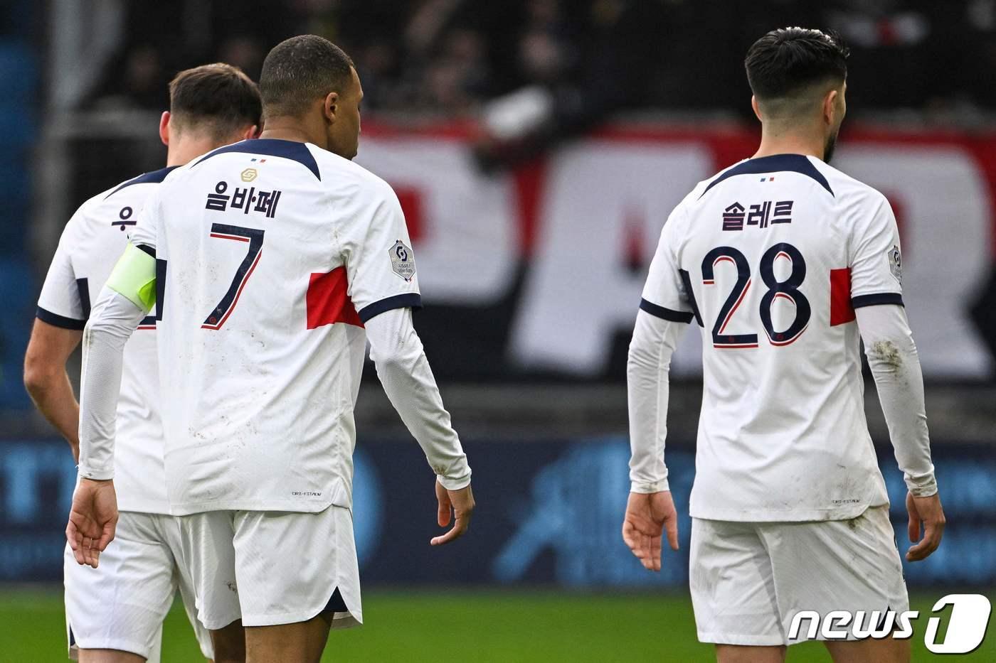 프랑스 명문구단 파리생제르맹&#40;PSG&#41; 선수들이 3일&#40;현지시간&#41; 한글로 된 유니폼을  입고 경기를 하고 있다. 음바페, 솔레르 등의 한글 이름이 보인다. 이는 최근 영입된 이강인이 큰 활약을 하자 이를 기념하기 위한 것으로, 구단 역사상 처음이다. ⓒ AFP=뉴스1 ⓒ News1 이종덕 기자