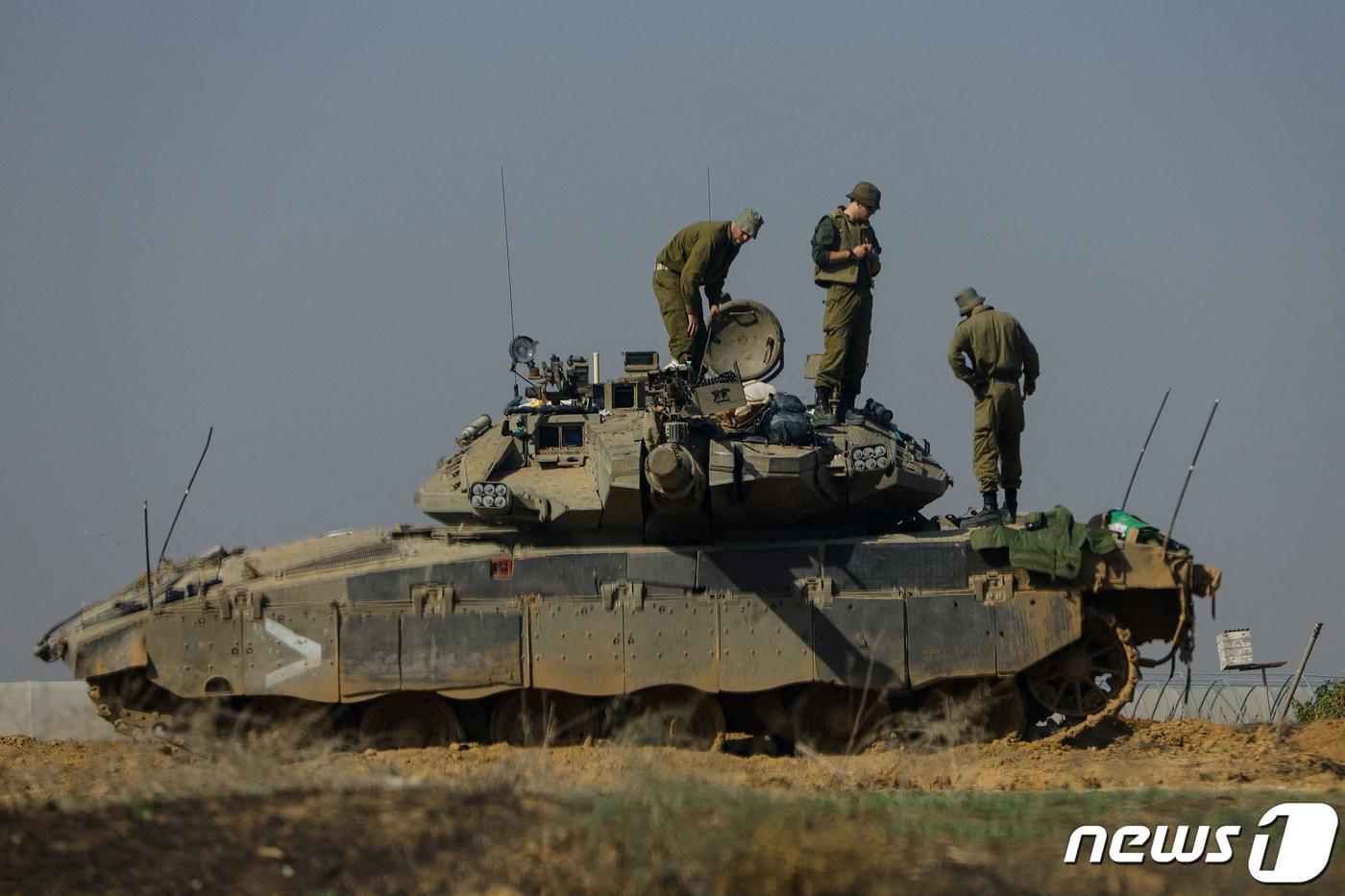 3일 &#40;현지시간&#41; 팔레스타인 무장단체 하마스와 휴전이 깨진 후 이스라엘 군이 가자 지구 국경 인근에서 탱크를 점검하고 있다. 2023.11.4 ⓒ 로이터=뉴스1 ⓒ News1 우동명 기자