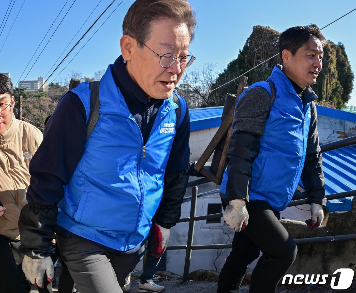 이재명 더불어민주당 대표가 4일 서울 성북구 보국문로 주택가 골목에서 연탄나눔 봉사활동을 하고 있다. &#40;공동취재&#41; 2023.12.4/뉴스1 ⓒ News1 황기선 기자