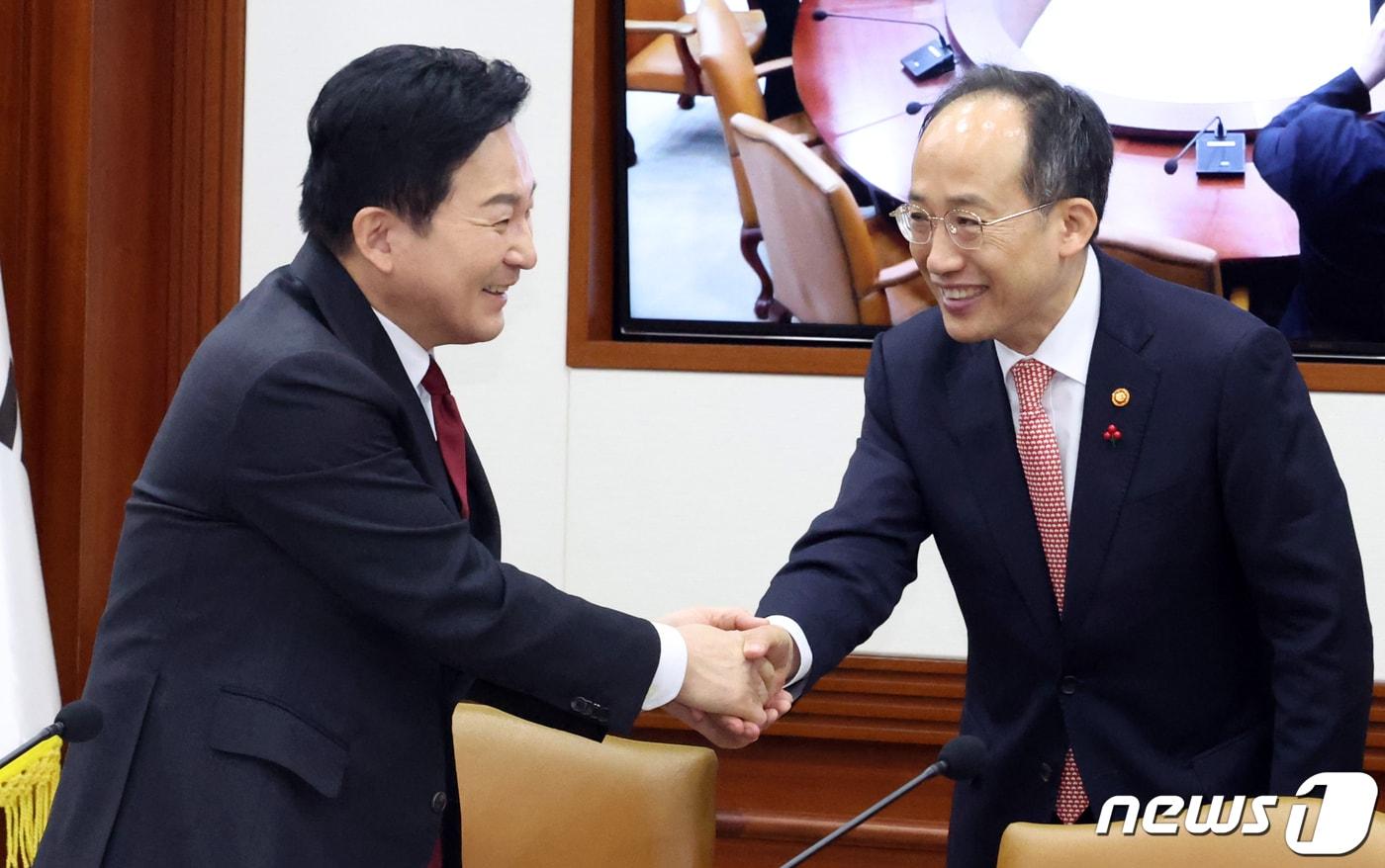 추경호 경제부총리 겸 기획재정부 장관과 원희룡 국토교통부 장관이 5일 오전 서울 종로구 세종대로 정부서울청사에서 열린 비상경제장관회의 겸 물가안정대책회의에서 악수를 하고 있다. 2023.12.5/뉴스1 ⓒ News1 김명섭 기자