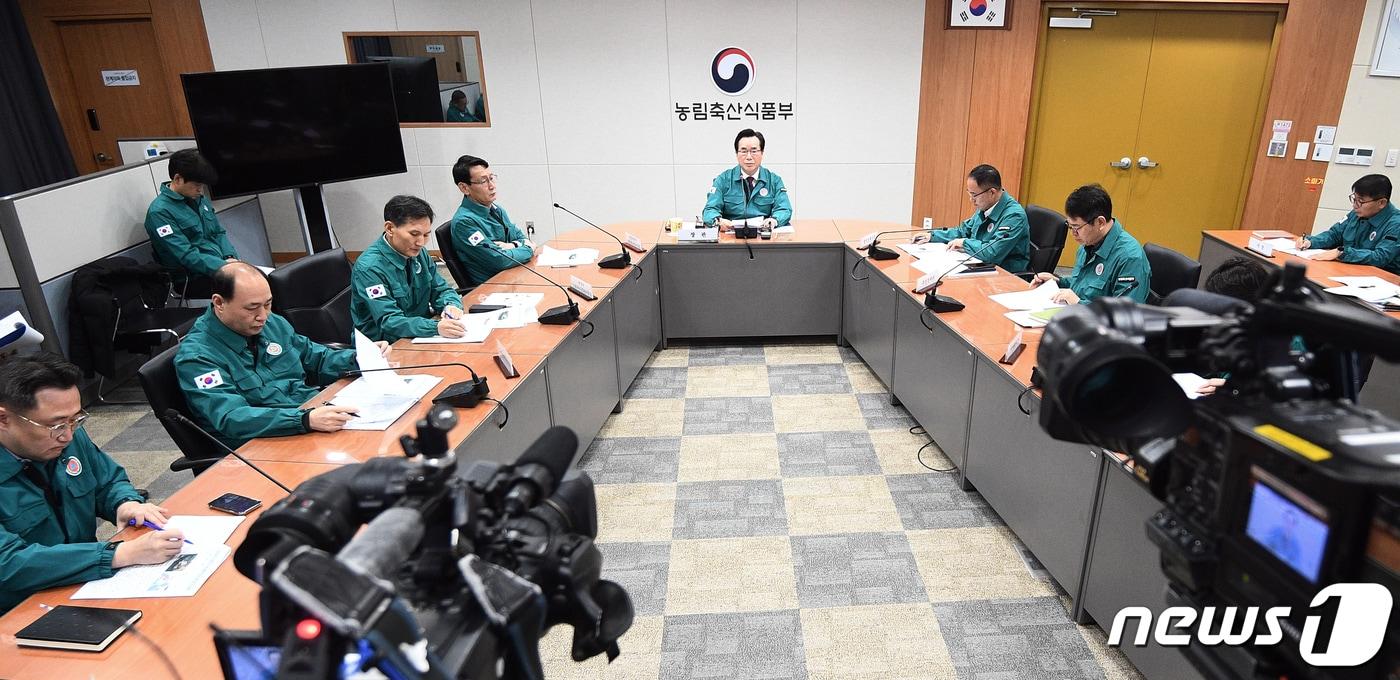 정황근 농림축산식품부 장관이 5일 오전 세종시 정부세종청사에서 열린 고병원성 조류인플루엔자 중수본 회의를 주재하고 있다. 지난 4일 전남 고흥군에서 2만2000마리를 사육하는 육용오리 농장에서 고병원성 조류인플루엔자&#40;H5N1형&#41;가 확인되어, 초동대응팀을 현장에 투입해 농장 출입 통제, 살처분, 역학조사 등 선제적인 방역조치를 실시했다고 밝혔다.2023.12.5/뉴스1 ⓒ News1 김기남 기자