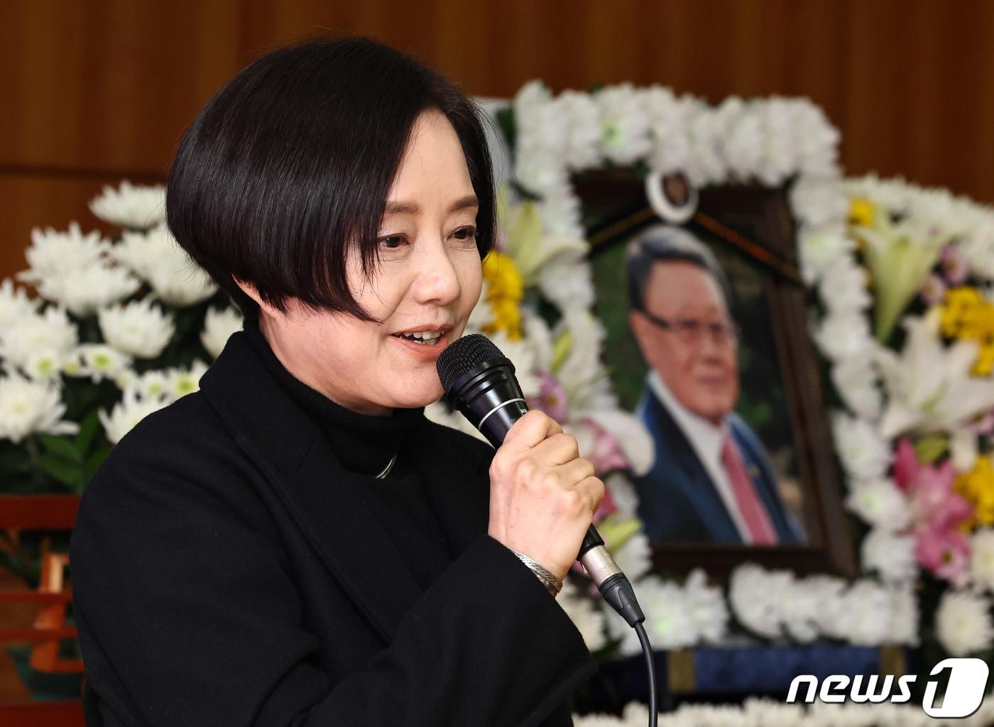 5일 오전 서울 종로구 서울대병원 장례식장에서 대한민국영화인장으로 엄수된 고&#40;故&#41; 김수용 감독의 영결식에서 배우 장미희 씨가 추도사를 하고 있다. &#39;저 하늘에도 슬픔이&#39; &#39;만추&#39; 등을 연출하며 1960년대 한국영화를 대표하는 김 감독은 지난 3일 94세의 일기로 영면에 들었다. 2023.12.5/뉴스1 ⓒ News1 구윤성 기자