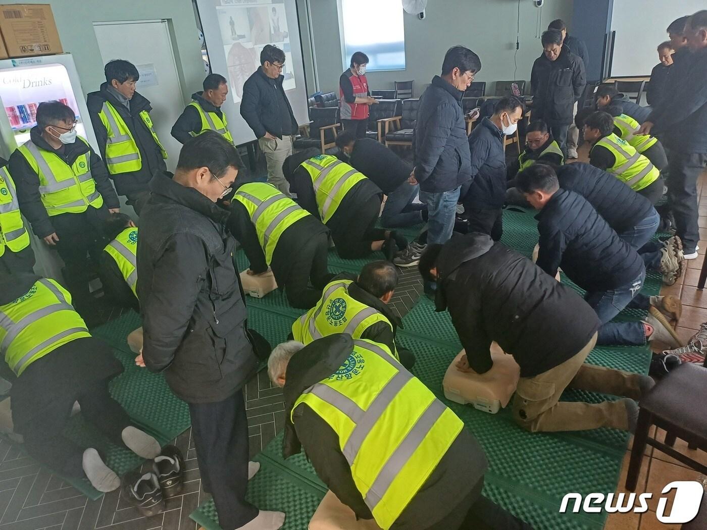 심폐소생술 실습을 진행중인 감천항 항운노조 관계자들. &#40;부산항만공사 제공&#41;