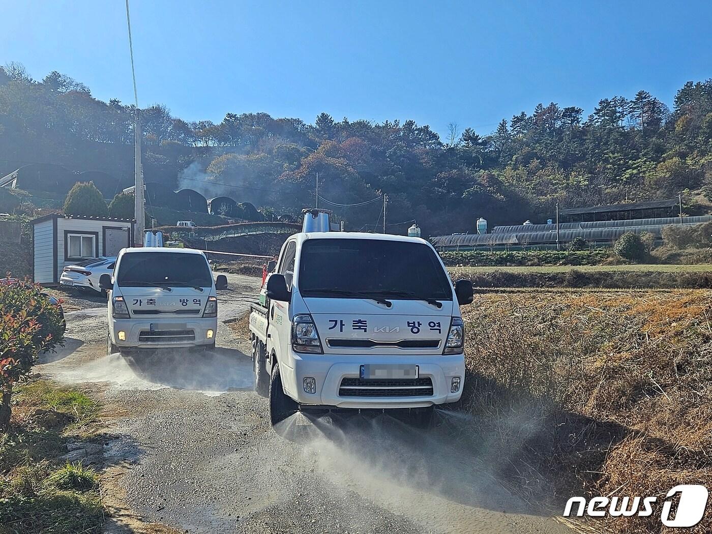 전남 고흥의 한 육용오리 농장에서 인근 도로에서 고병원성 조류인플루엔자 소독 등 방역 활동이 진행되고 있다.&#40;고흥군 제공&#41;2023.12.5/뉴스1 