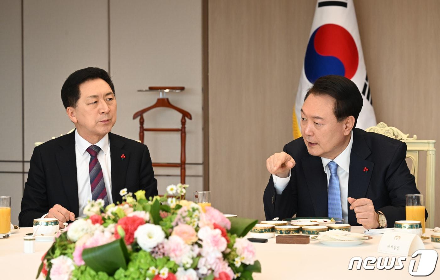 윤석열 대통령이 5일 국민의힘 김기현 대표 등 지도부와 비공개 오찬을 하고 있다. 이날 회동에는 김 대표와 윤재옥 원내대표, 유의동 정책위의장, 이만희 사무총장 등 ‘당 4역’이 참석했다. 대통령실에서는 김대기 비서실장, 이관섭 정책실장을 비롯해 5명의 신임 수석이 참석했다. &#40;국민의힘 제공&#41; 2023.12.5/뉴스1 ⓒ News1 송원영 기자