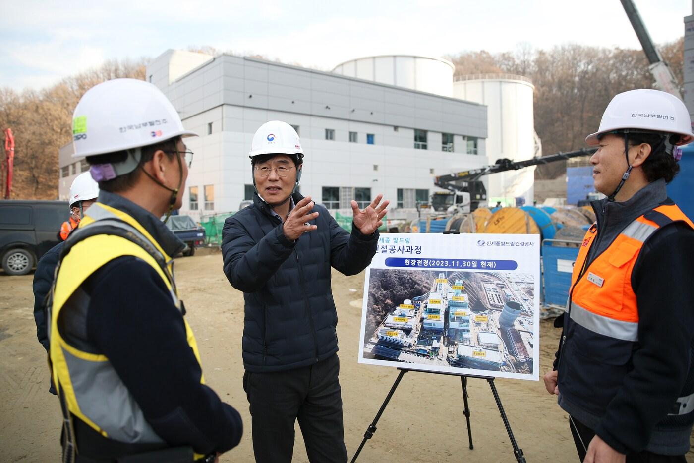 김형렬 행정중심복합도시건설청장이 행복도시 누리동 열병합발전소 건설현장을 방문해 공정현황과 현장 안전시스템 등을 점검하고 있다. /행복청 제공