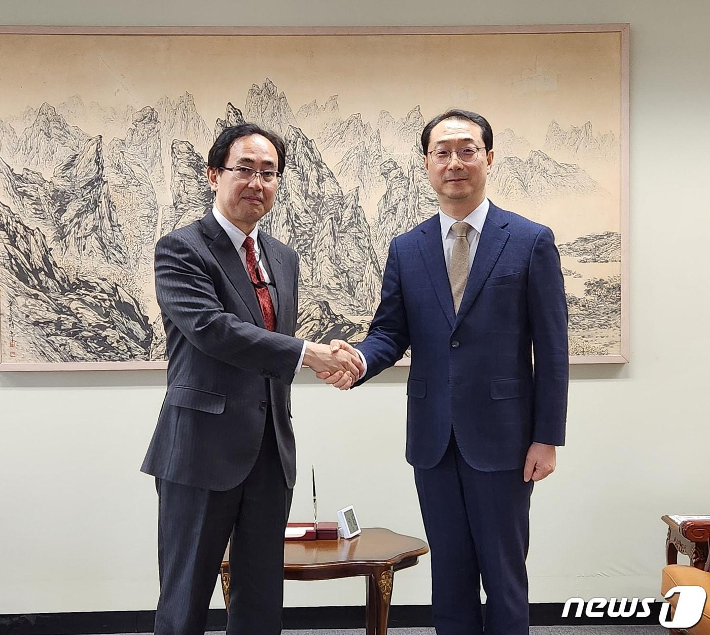 김건 외교부 한반도평화교섭본부장&#40;오른쪽&#41;과 나마즈 히로유키 일본 외무성 아시아·대양주국장. &#40;외교부 제공&#41;