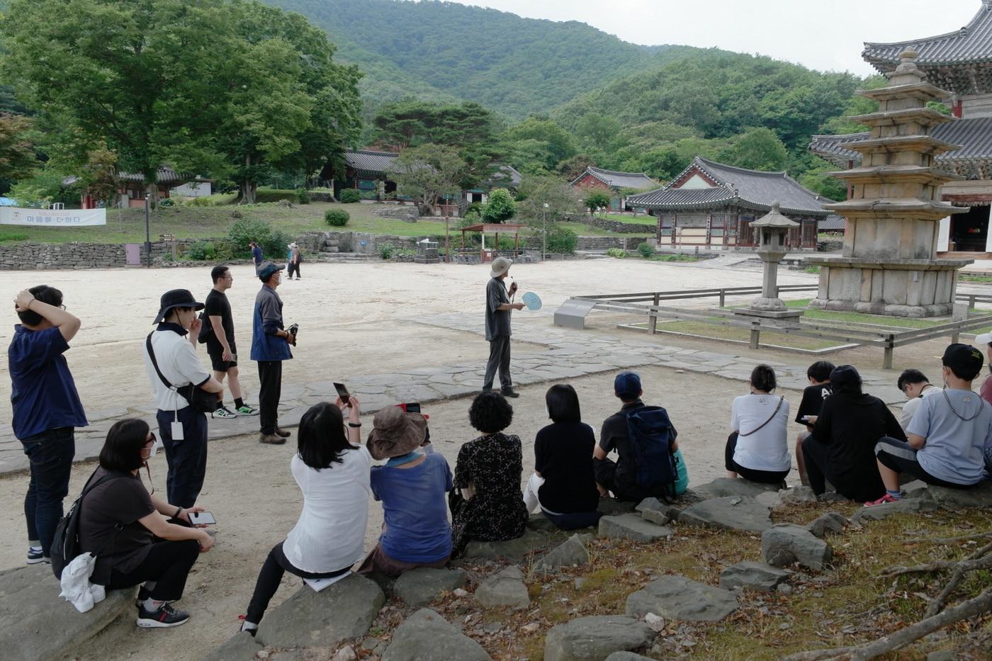 유홍준 명지대 석좌교수가 보령 외산 무량사에서 진행된 백제역사문화탐방에서 탐방객들에게 석탑의 역사를 설명하고 있다.&#40;부여군 제공&#41;/뉴스1 