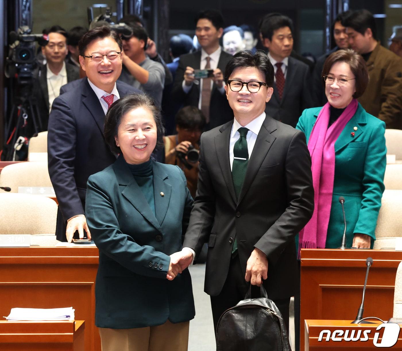 한동훈 법무장관이 6일 서울 여의도 국회에서 열린 국민의힘 정책의원총회에 입장하며 김영선 의원과 취재진을 향해 포즈를 취하고 있다. 2023.12.6/뉴스1 ⓒ News1 송원영 기자