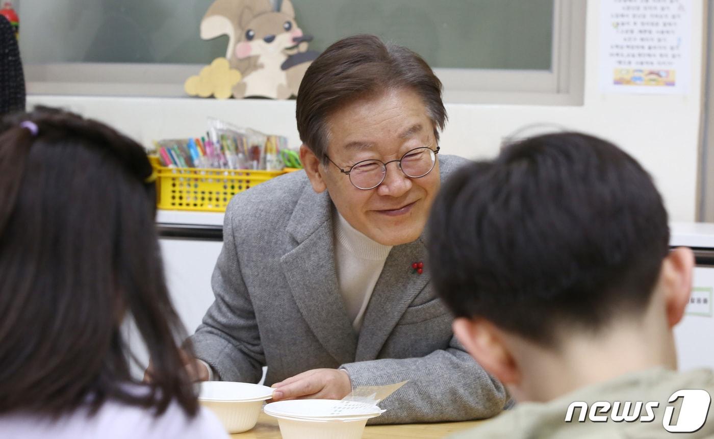 이재명 더불어민주당 대표가 6일 오후 서울 강서구 방화초등학교에서 &#39;온동네 초등돌봄&#39; 정책 현장간담회에 앞서 돌봄 교실을 찾아 아이들을 바라보며 미소를 짓고 있다. 2023.12.6/뉴스1 ⓒ News1 국회사진취재단