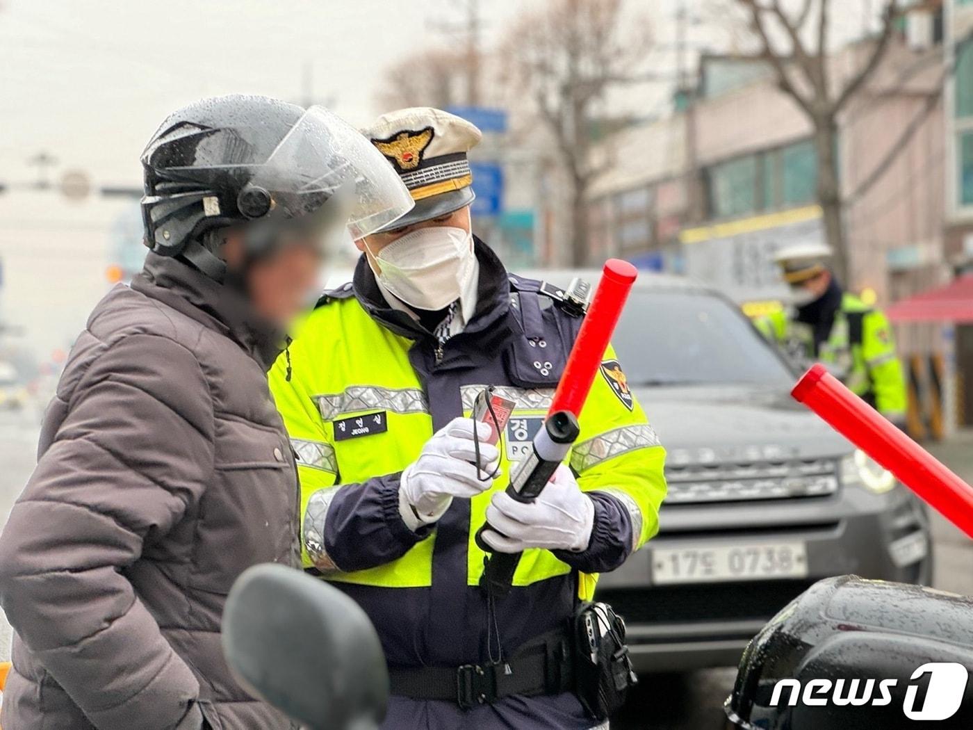 6일 인천시 부평구 효성굴다리 인근에서 50대 남성이 음주측정을 하고 있다. 이 남성의 혈중알콜농도는 면허 정지 수치인 0.047%다.2023.12.06 ⓒ News1 박소영 기자