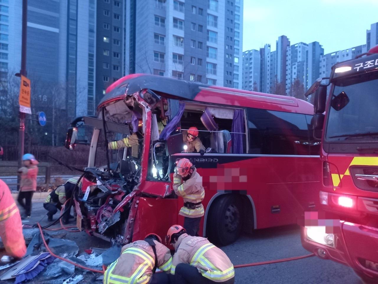 6일 경기 고양시 덕양구 도내동에서 40인승 쿠팡 셔틀버스가 25톤 트럭 후미를 들이받는 사고가 나 9명이 다쳤다.&#40;경기도북부소방재난본부 제공&#41;/뉴스1