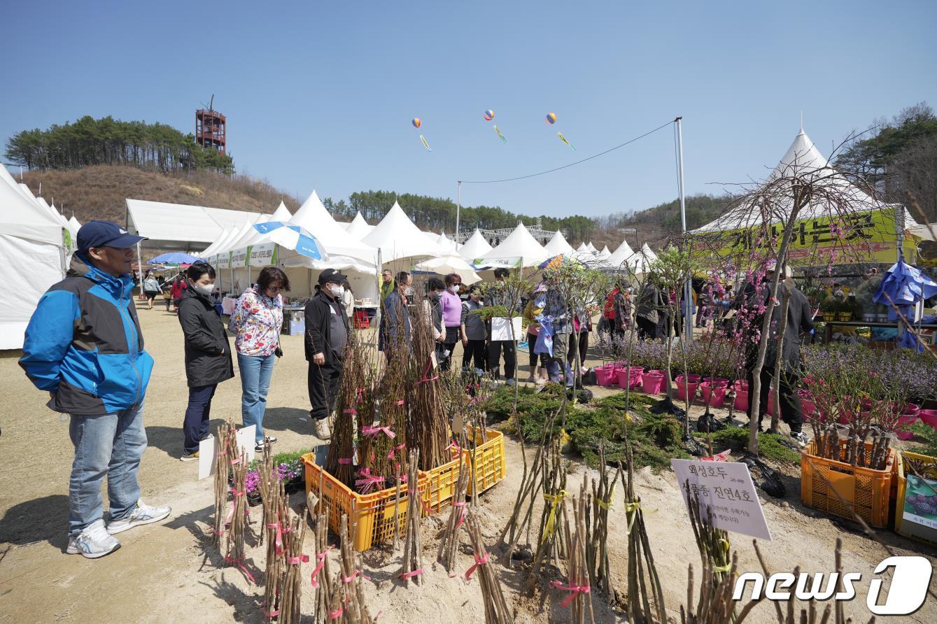 21회 옥천묘목축제 묘목전시판매장 모습. &#40;옥천군 제공&#41; /뉴스1 