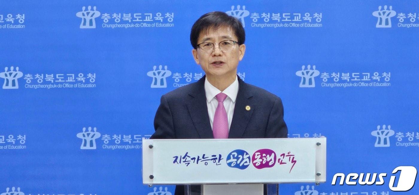 7일 오전 주병호 충북교육청 기획국장이 조리실무사 배치 기준 완화와 처우 개선 방안을 설명하고 있다./뉴스1