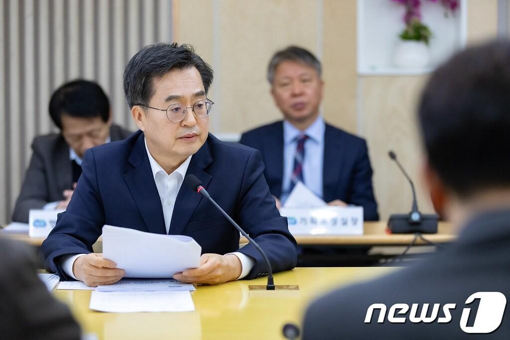 김동연 경기도지사가 경기도의회가 제안한 정책건의를 전격 수용하면서 경기도와 경기도의회 간 협치의 모범사례를 만들어 냈다. 김 지사는 11월22일 경기도 북부청사에서 열린 도정 열린회의에서 외국인주민 종합대책 수립, 경기도장애인오케스트라 창단을 특별지시했다.&#40;경기도 제공&#41;