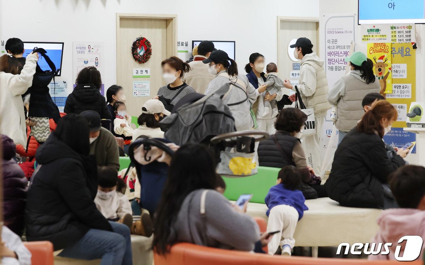 7일 오전 서울 시내의 한 소아과가 환자들로 붐비고 있다. 2023.12.7/뉴스1 ⓒ News1 김민지 기자