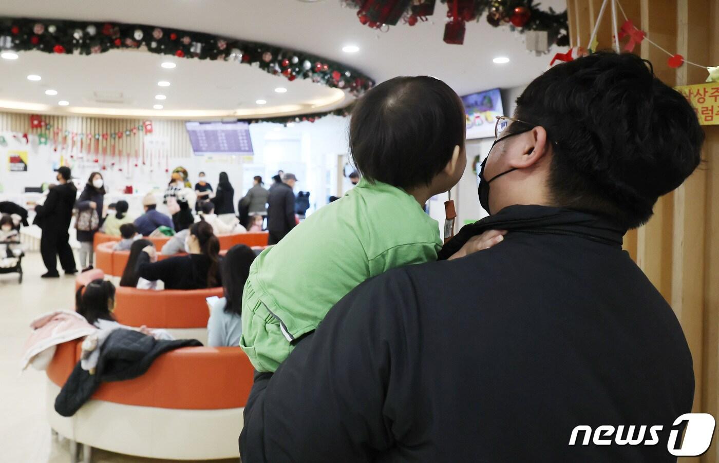 서울 시내의 한 소아과를 찾은 시민이 아이와 함께 진료를 기다리고 있다. 2023.12.7/뉴스1 ⓒ News1 김민지 기자