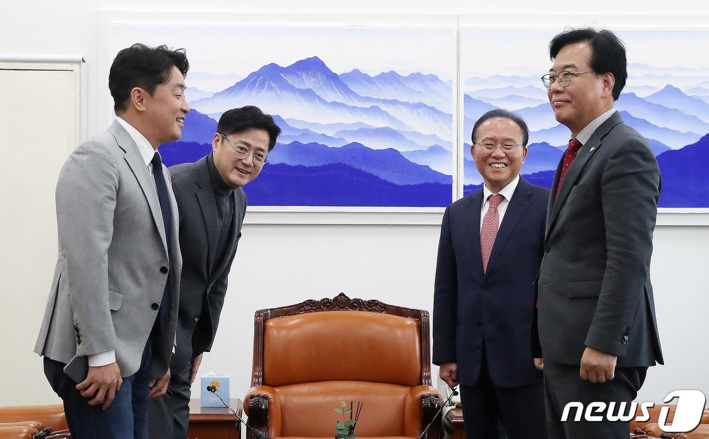 더불어민주당 강훈식 예결위 간사&#40;왼쪽부터&#41;, 홍익표 원내대표와 국민의힘 윤재옥 원내대표, 송언석 예결위 간사가 7일 오후 서울 여의도 국회 운영위원장실에서 열린 &#39;예산안 2+2 협의체&#39;에서 이야기를 나누고 있다. 2023.12.7/뉴스1 ⓒ News1 임세영 기자