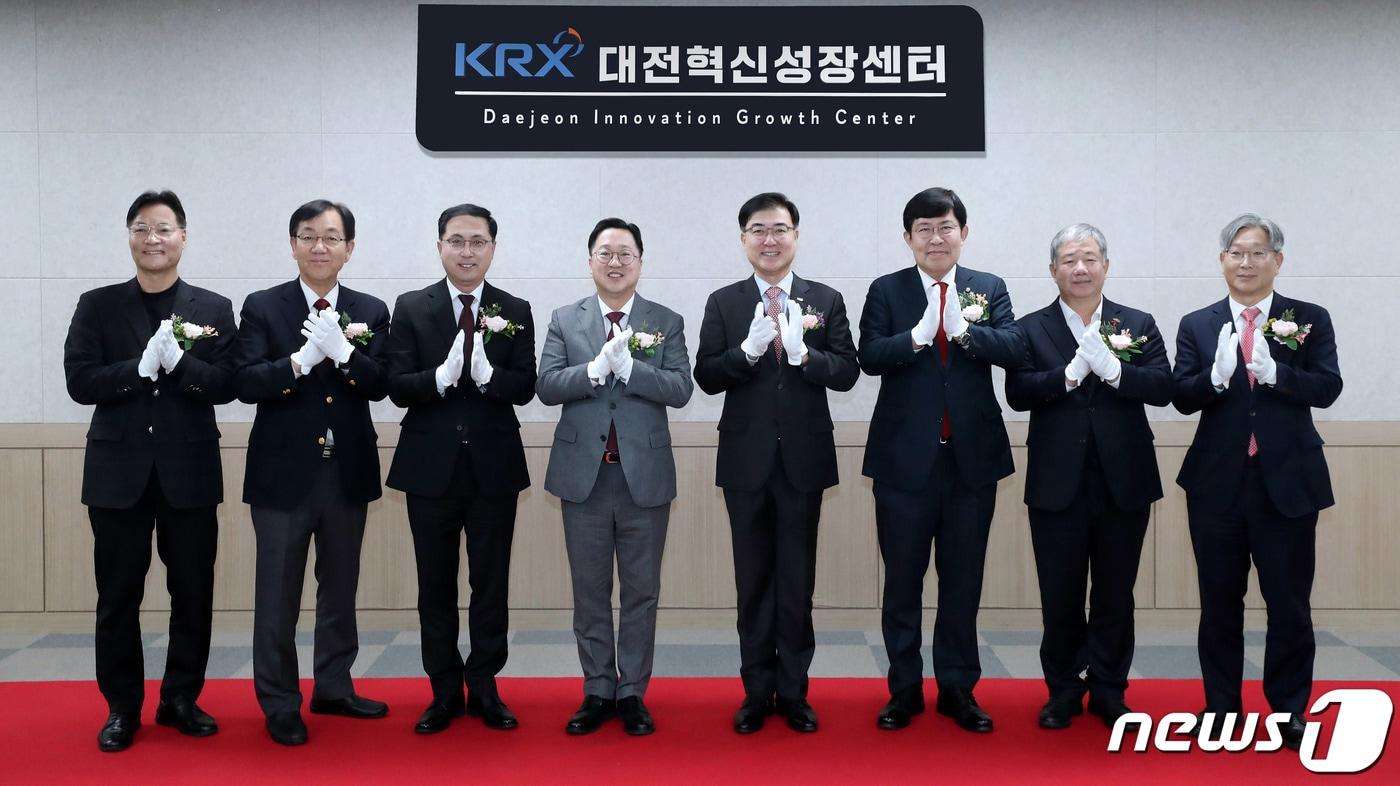 7일 대전 동구 대전지식산업센터에서 열린 &#39;KRX대전혁신성장센터&#39; 개소식에서 윤기식 더불어민주당 장철민 국회의원 보좌관&#40;왼쪽부터&#41;, 백운교 대전일자리경제진흥원장, 박희조 대전 동구청장, 이장우 대전시장, 손병두 한국거래소 이사장, 윤창현 국민의힘 국회의원, 정태희 대전상공회의소 회장, 홍순욱 한국거래소 코스닥시장본부장 등이 기념촬영을 하고 있다. &#40;한국거래소 제공&#41; 2023.12.7/뉴스1