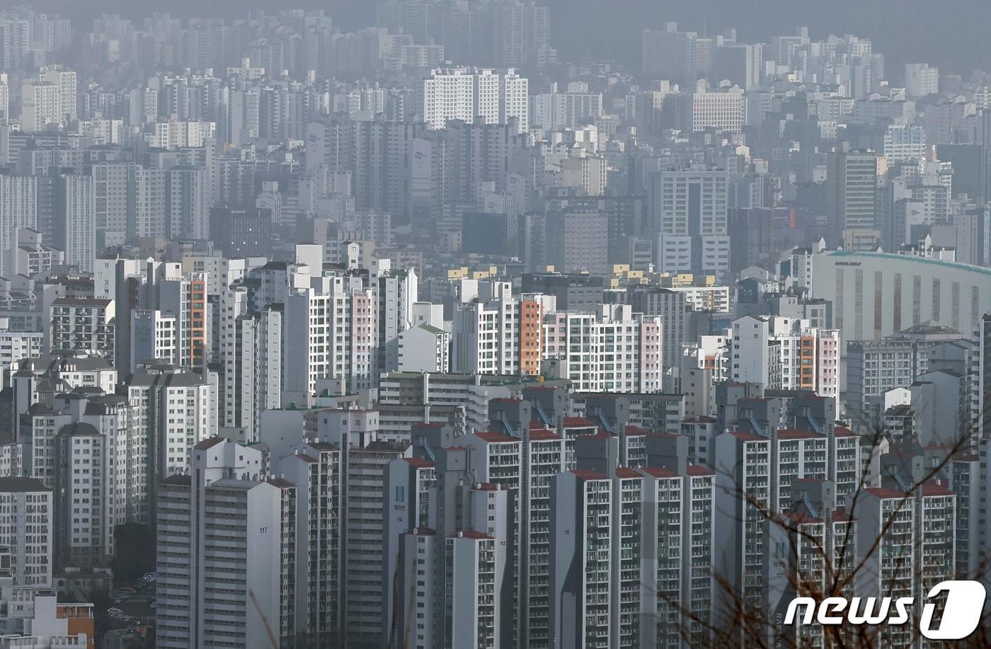 &lt;자료 사진&gt; 서울 남산타워에서 바라본 아파트. 2023.12.7/뉴스1 ⓒ News1 김민지 기자