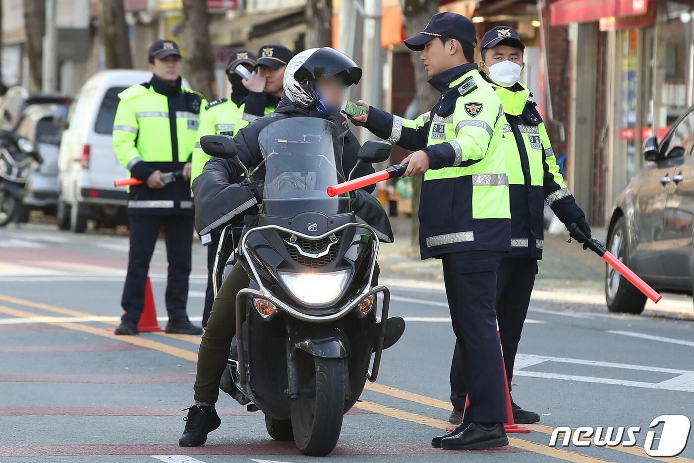 지난 7일 대구 달서구 한 도로에서 대구달서경찰서 소속 경찰관들이 불시 음주단속을 하고 있다. &#40;기사 내용과 무관&#41;ⓒ News1 공정식 기자