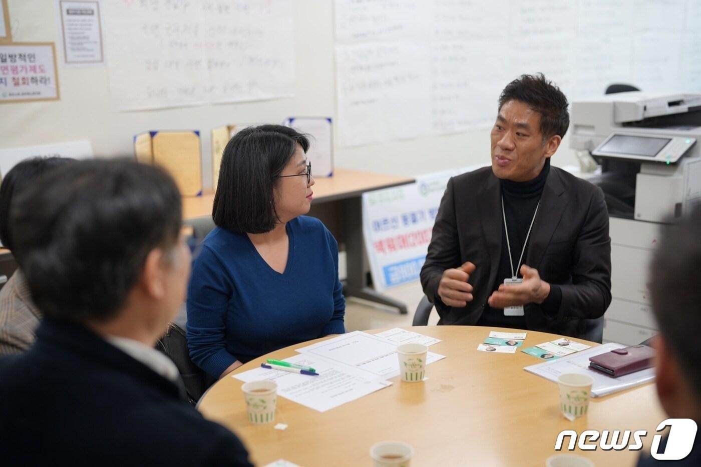 용혜인 기본소득당 국회의원이 7일 강원 원주시청 공무원노동조합 사무실에서 문성호 노조 사무국장을 비롯한 관계자들과 공직자 처우개선을 위한 의견을 나누고 있다. &#40;원주시청 공무원노동조합 제공&#41; 2023.12.7/뉴스1