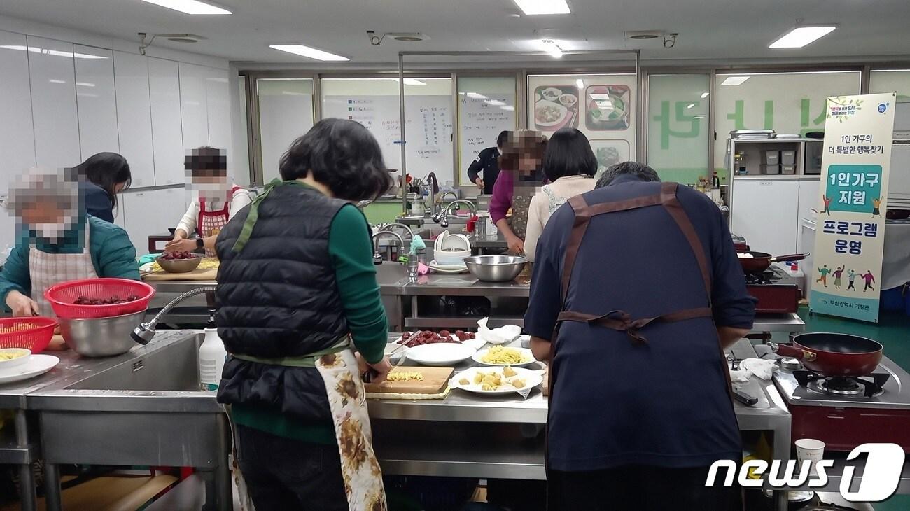 기장군이 진행한 수제청 만들기 행사에서 참여자들이 수제청을 만들고 있다&#40;기장군청 제공&#41;