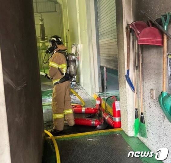 부산항 북항의 한 변전소에서 불이 나 소방이 진화 중이다. &#40;부산소방재난본부 제공&#41;