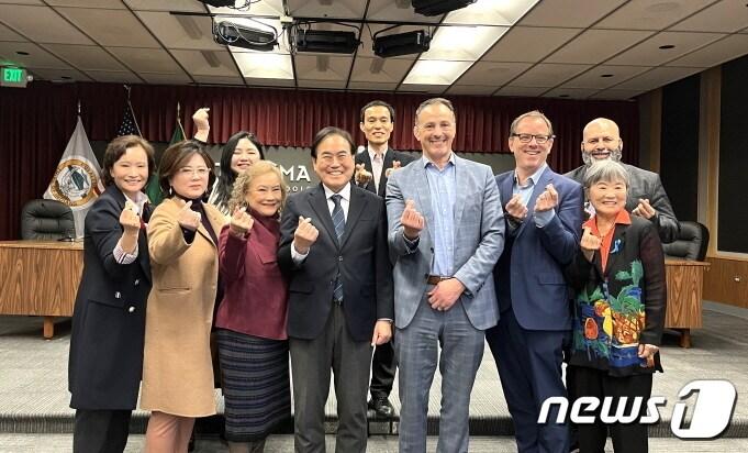 서거석 전북교육감을 비롯한 국제교류추진단이 지난 5일 미국 워싱턴주 타코마 교육지원청을 방문, 국제교류협력 등에 대해 논의했다.&#40;전북교육청 제공&#41;