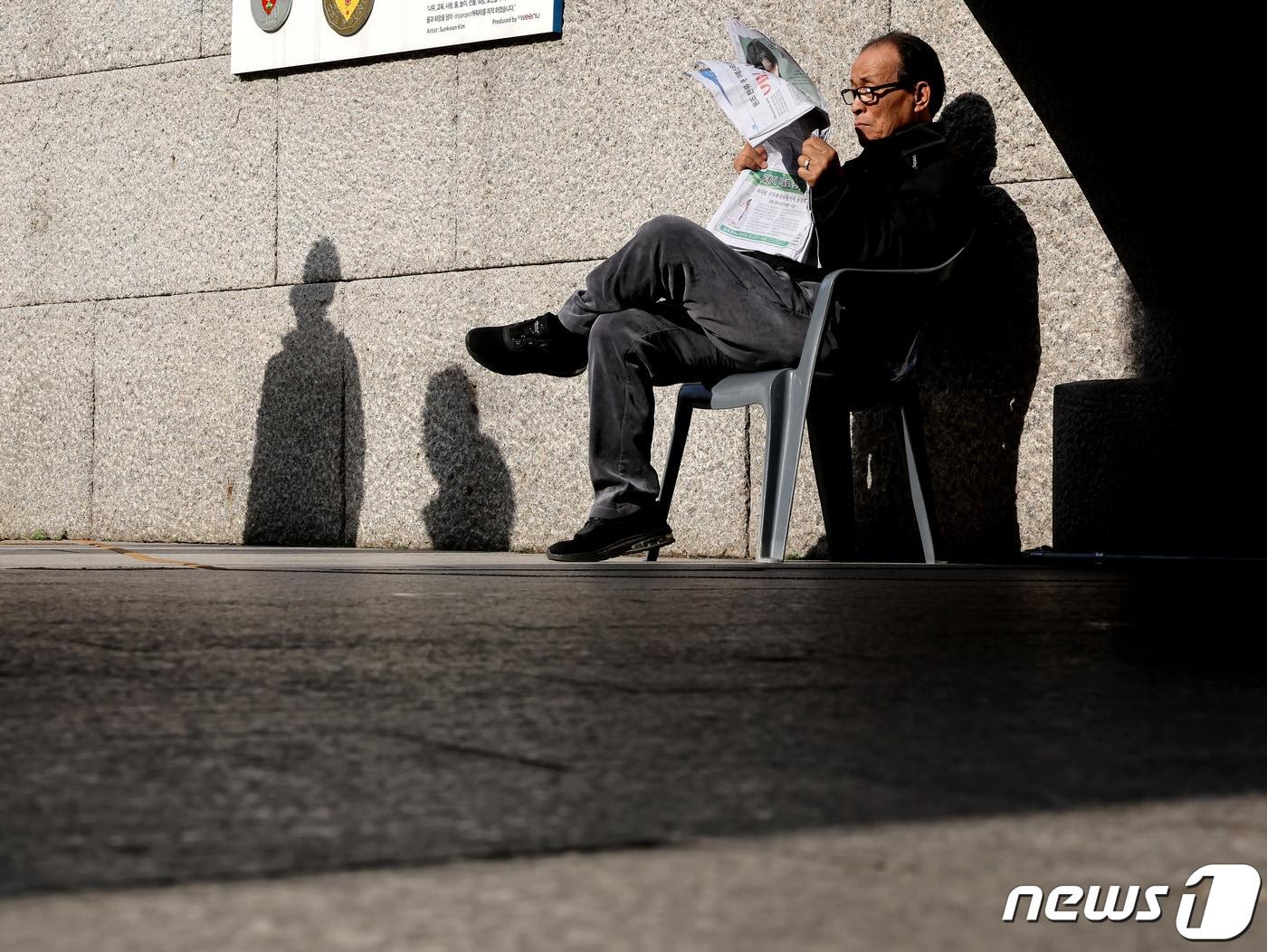 지난해 12월 8일 서울 중구 청계천에서 한 시민이 신문을 읽고 있다. /뉴스1 ⓒ News1 이동해 기자