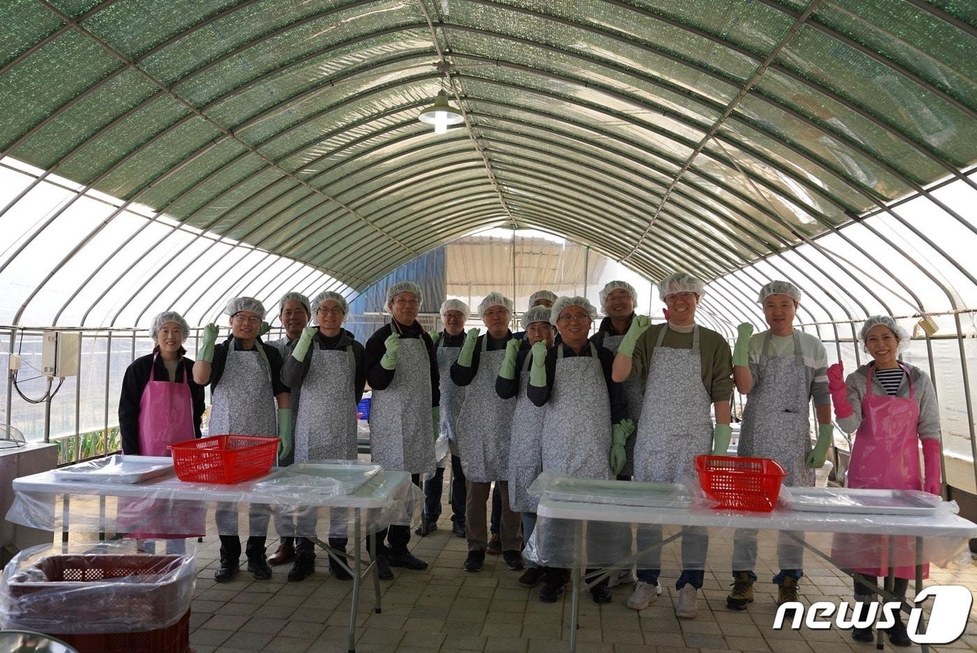 한국지질자원연구원 직원들이 세종에서 김장 후 단체사진을 찍고 있다.&#40;KIGAM 제공&#41;/뉴스1