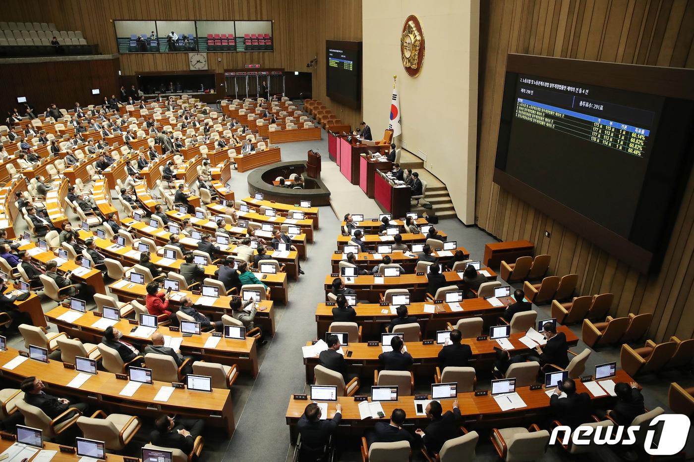 8일 서울 여의도 국회 본회의장에서 열린 제410회국회&#40;정기회&#41; 제14차 본회의에서 재표결로 상정된 노조법 2·3조 개정안&#40;노란봉투법&#41;과 방송법·방송문화진흥회법·한국교육방송공사법 개정안&#40;방송3법&#41;이 부결되고 있다./뉴스1 ⓒ News1 임세영 기자